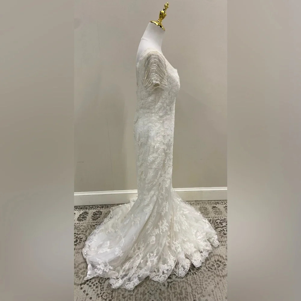Elegant White Lace Gown - Picture 4 of 8
